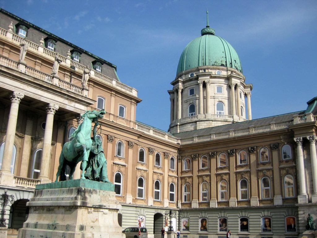 Burgpalast auf dem Burgberg im Burgviertel in Budapest