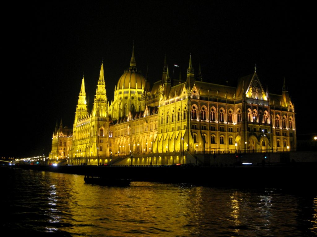 Parlamentsgebäude bei Nacht Budapest