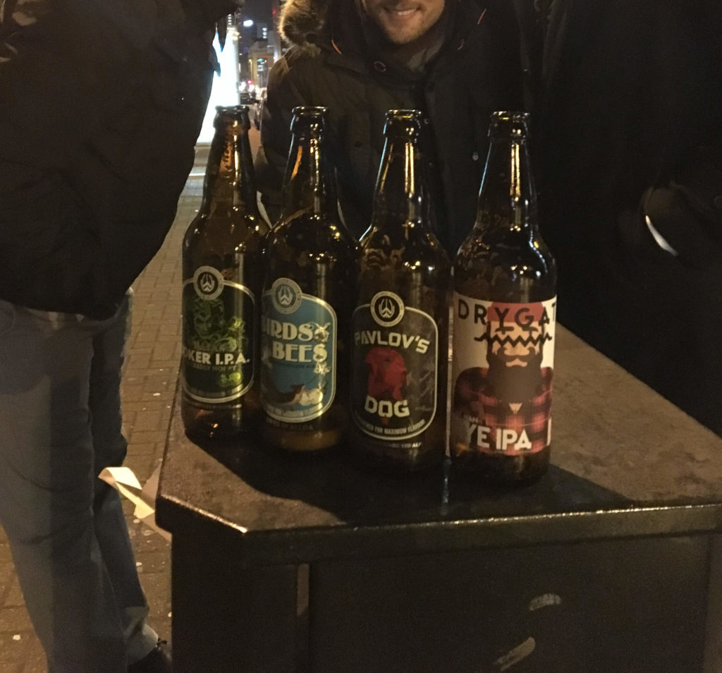Biertasting auf der Straße in Glasgow