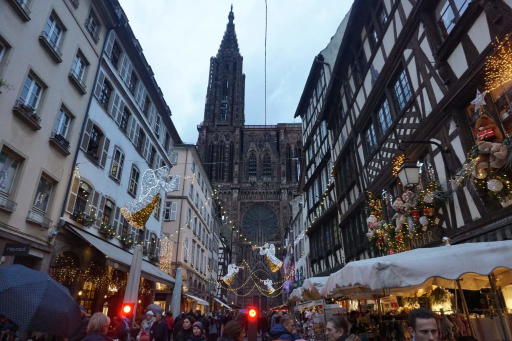 Straßburger Münster mit Weihnachtsmarkt