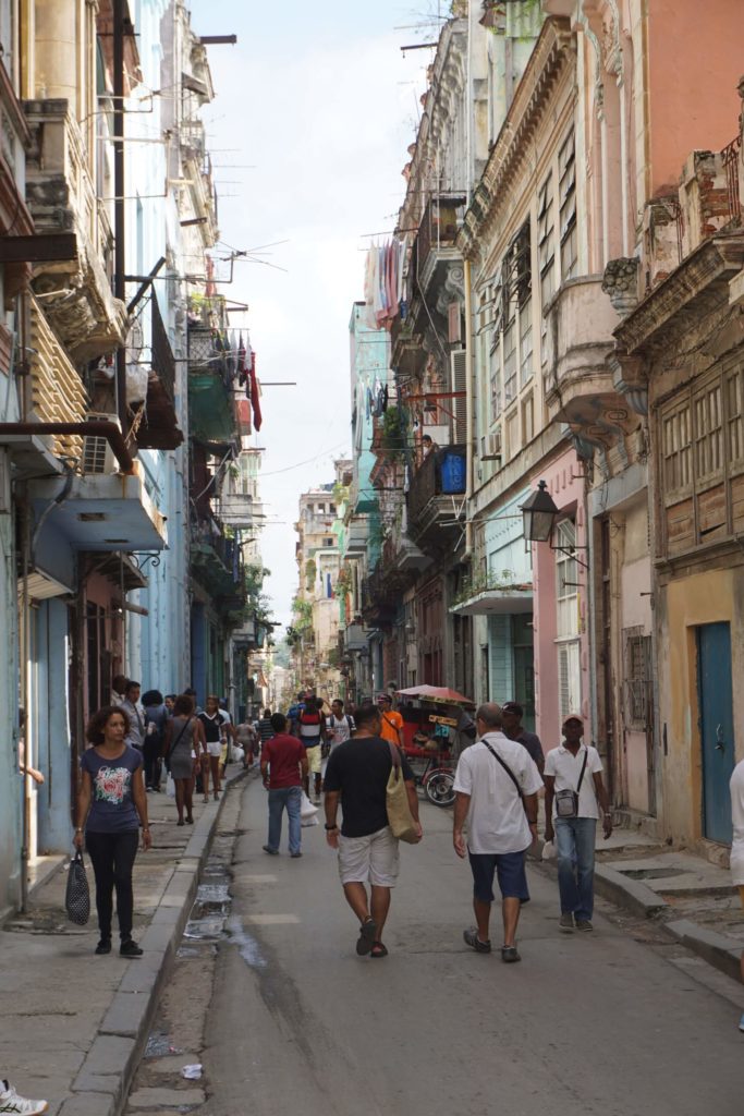 Reges Treiben in den Straßes Havannas, Kuba