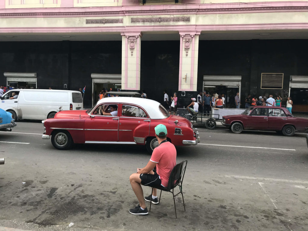 Which currency do I need on Cuba - long line in front of the bank