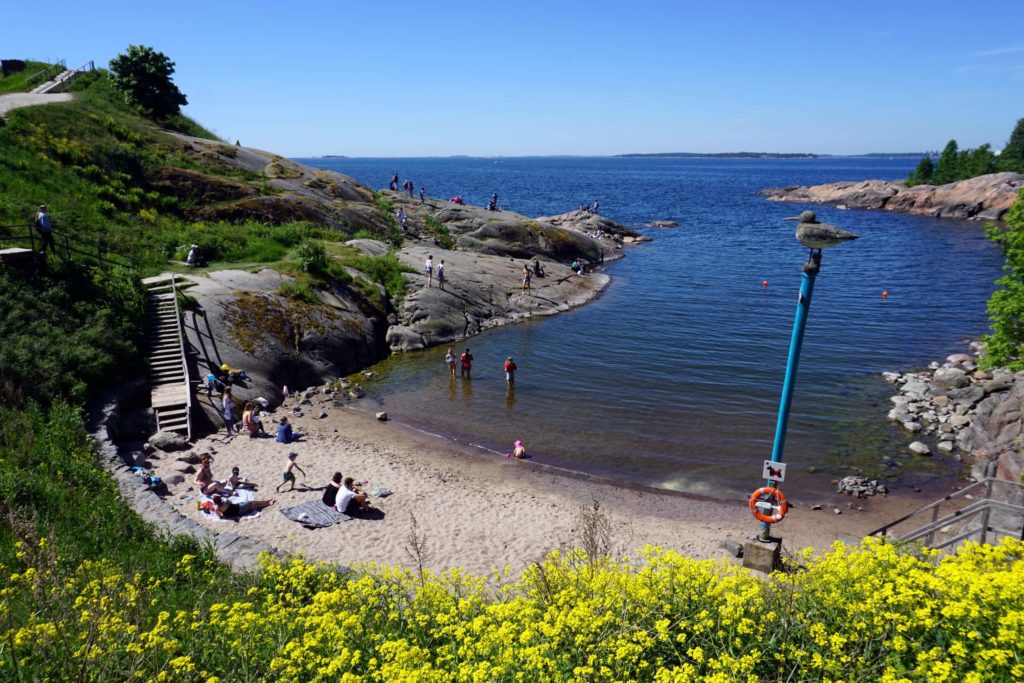 In Suomenlinna lädt auch eine Bucht zum Bad ein