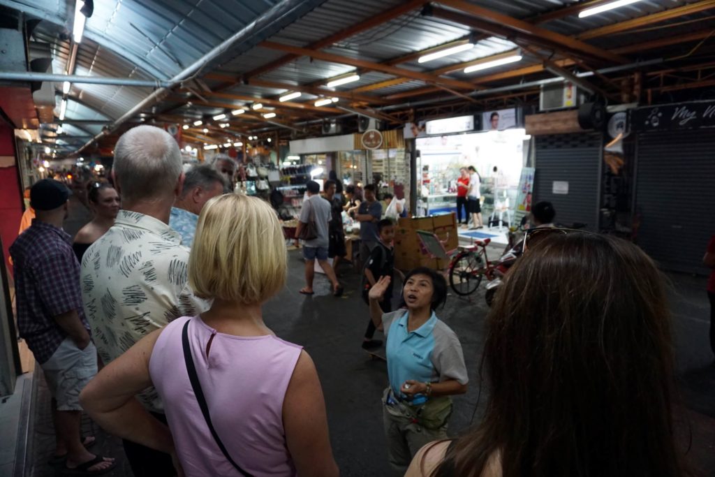 Bangkok by Night Tuk-Tuk-Tour: Markets, Temples & Food