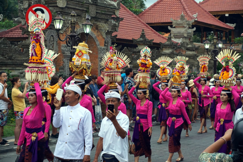 Religiöser Straßenumzug in Ubud (Bali)