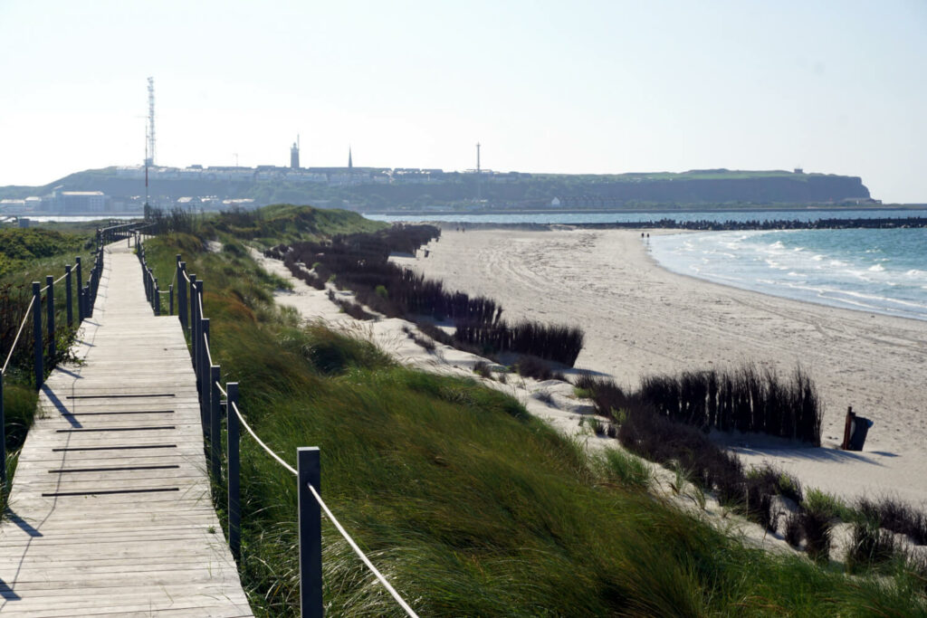 Auf der Düne: Der Nordstrand mit Helgoland im Hintergrund