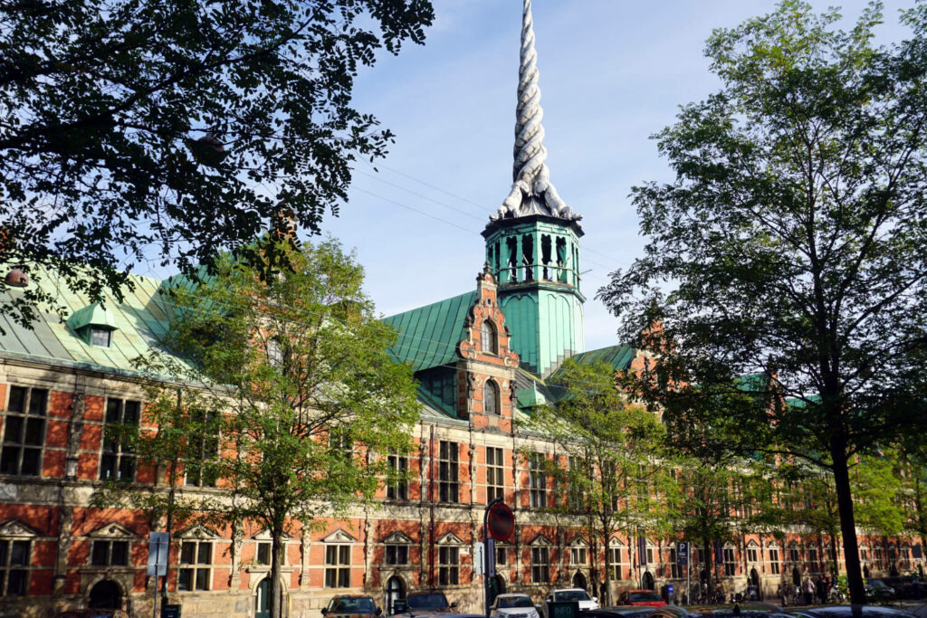 Die Alte Börse in Kopenhagen mit dem auffälligen Turm