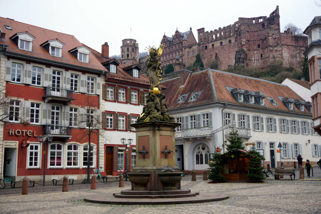 Kornmarkt in Heidelberg mit dem Schloss im Hintergrund