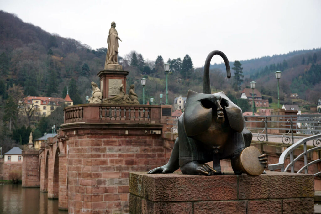 Der Heidelberger Brückenaffe vor der Alten Brücke