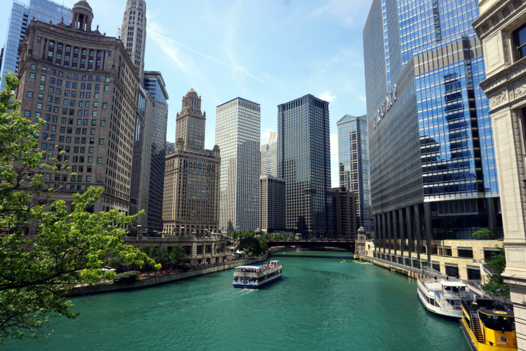 Chicago: Von der DuSable Bridge aus Richtung Trump Tower (rechts)