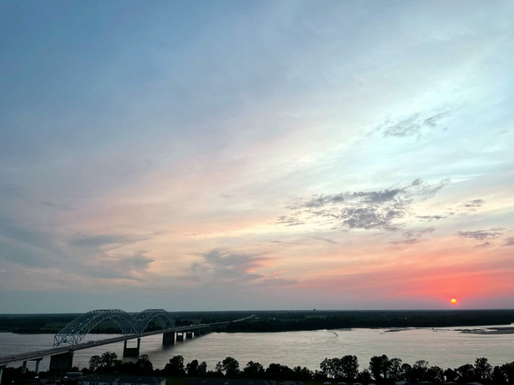 Sonnenuntergang über dem Mississippi vom The Lookout at the Pyramid