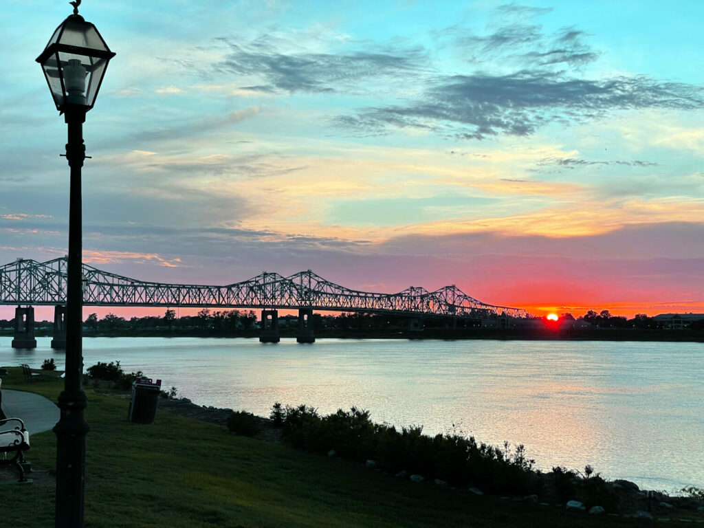 Sonnenuntergang vor dem Under-the-Hill Saloon in Natchez