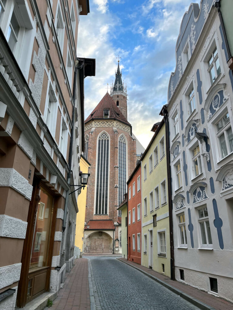 Kirchturm mit Gasse in Landshut